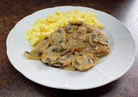 Vepřové plátky na másle a žampionech