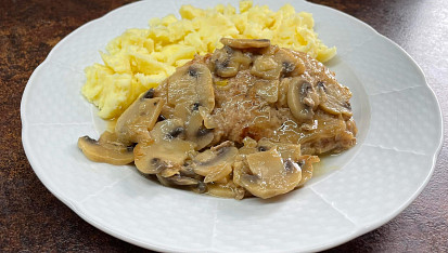 Vepřové plátky na másle a žampionech