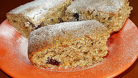 Žitná buchta s rozinkami a kandovaným ovocem