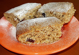 Žitná buchta s rozinkami a kandovaným ovocem