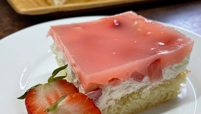 Žravé řezy se smetanou a ovocem