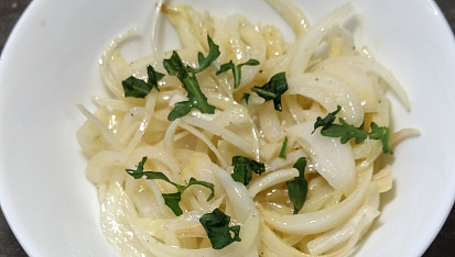 Cibulový salát s hořčicí