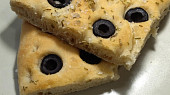 Focaccia s rozmarýnem a černými olivami, Najviac chutí hneď po upečení, teplá.