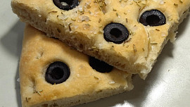 Focaccia s rozmarýnem a černými olivami
