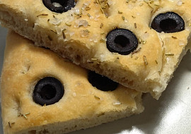 Focaccia s rozmarýnem a černými olivami (Najviac chutí hneď po upečení, teplá.)