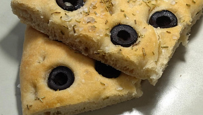 Focaccia s rozmarýnem a černými olivami, Najviac chutí hneď po upečení, teplá.