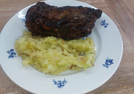 Kančí žebra s řeznickým salátem