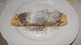 Lokše s povidly a mákem