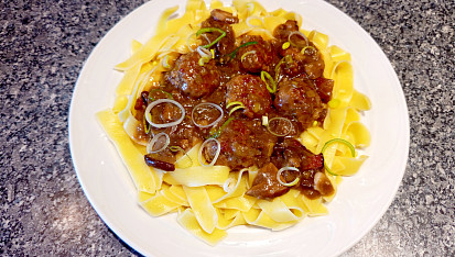 Masové kuličky na houbách a pórku s domácími těstovinami