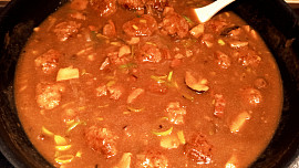 Masové kuličky na houbách a pórku s domácími těstovinami