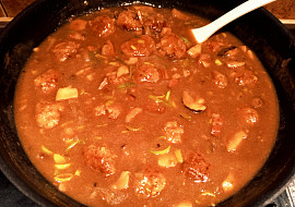 Masové kuličky na houbách a pórku s domácími těstovinami