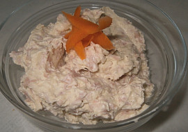 Pomazánka se šunkou, křenem a čerstvým krémovým sýrem s bylinkami