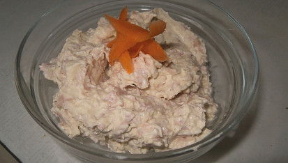 Pomazánka se šunkou, křenem a čerstvým krémovým sýrem s bylinkami