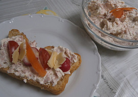 Pomazánka se šunkou, křenem a čerstvým krémovým sýrem s bylinkami