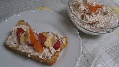 Pomazánka se šunkou, křenem a čerstvým krémovým sýrem s bylinkami