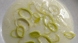 Pórková polévka s vejcem podle ČSN