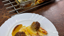 Zapečené mleté kuličky s bramborami a smetanou