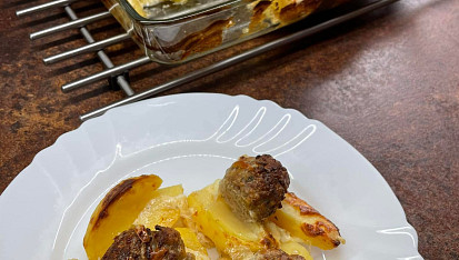 Zapečené mleté kuličky s bramborami a smetanou
