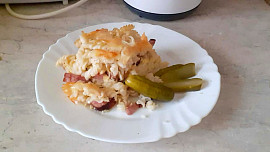 Zapečené těstoviny se salámem, sýrem a vajíčkem