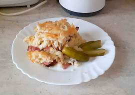 Zapečené těstoviny se salámem, sýrem a vajíčkem