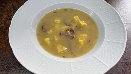 Zapražená kmínka s bramborem a klobásou