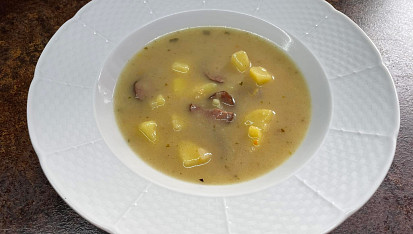 Zapražená kmínka s bramborem a klobásou