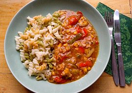 Barevná zeleninová pánev s kuřecím masem