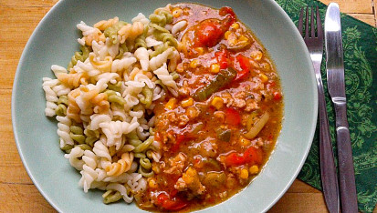 Barevná zeleninová pánev s kuřecím masem