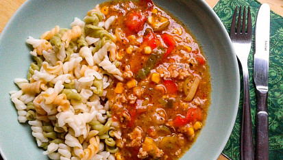 Barevná zeleninová pánev s kuřecím masem