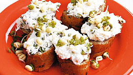 Česneková pomazánka s klíčky fazolí mungo