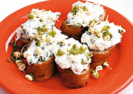 Česneková pomazánka s klíčky fazolí mungo