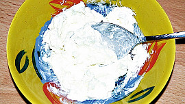 Česneková pomazánka s klíčky fazolí mungo