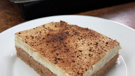 Čokojogurtové řezy s kokosovým krémem