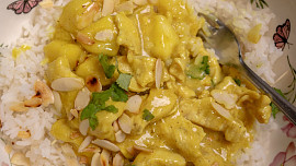 Kuřecí prsíčka s kokosovým mlékem a kari (Kuřecí na kari)