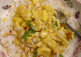 Kuřecí prsíčka s kokosovým mlékem a kari (Kuřecí na kari)