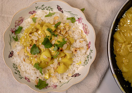 Kuřecí prsíčka s kokosovým mlékem a kari (Kuřecí na kari)