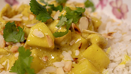 Kuřecí prsíčka s kokosovým mlékem a kari (Kuřecí na kari)