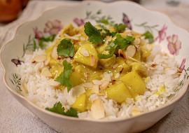 Kuřecí prsíčka s kokosovým mlékem a kari (Kuřecí na kari)