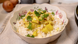 Kuřecí prsíčka s kokosovým mlékem a kari (Kuřecí na kari)