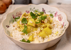 Kuřecí prsíčka s kokosovým mlékem a kari (Kuřecí na kari)