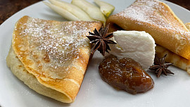 Palačinky s hruškovými povidly a tvrdým tvarohem