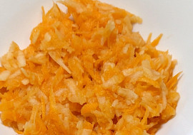Salát z mrkve a jablek (Niekedy s medom, niekedy dám cukor práškový.)