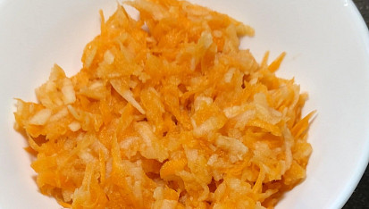 Salát z mrkve a jablek, Niekedy s medom, niekedy dám cukor práškový.