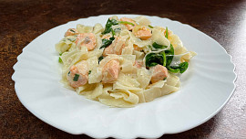 Těstoviny s lososem a smetanovou omáčkou