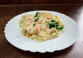 Těstoviny s lososem a smetanovou omáčkou