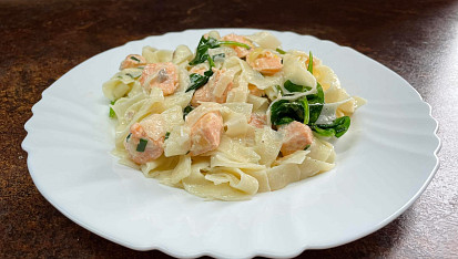 Těstoviny s lososem a smetanovou omáčkou