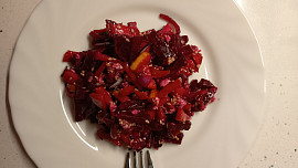 Bohatý salát z červené řepy