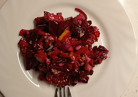 Bohatý salát z červené řepy (Zamíchala jsem všechno hned.)