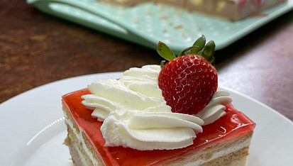 Dvojbarevné čokoládové kostky ze sušenek s banánem