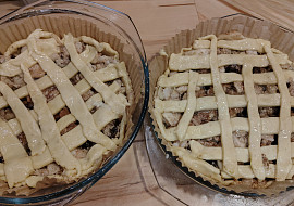 Jablečný linecký koláč (Linecký koláč s jablkovou náplní potřený bílkem.)